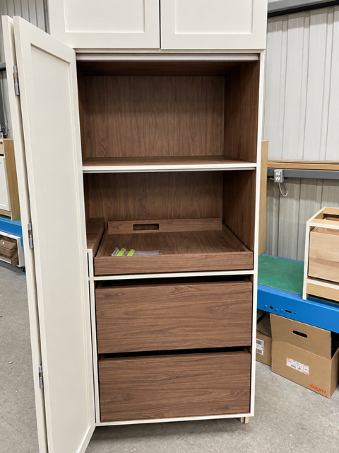 Armoire blanche avec intérieur en noyer — fabrication