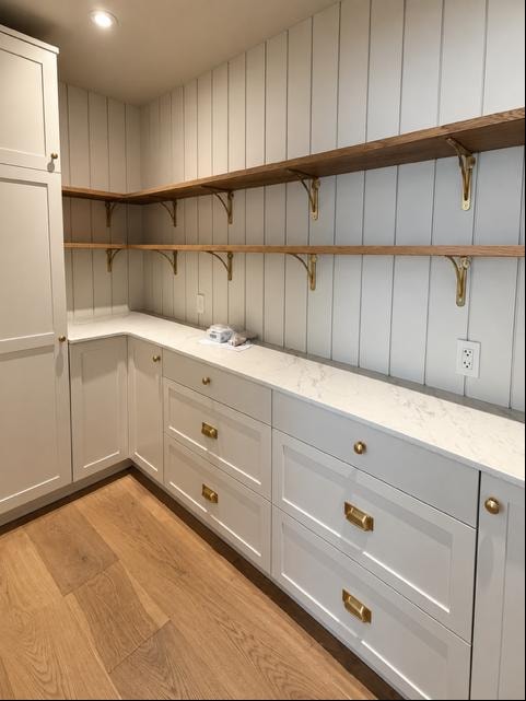 Pantry sur mesure avec armoires blanches et tablettes en chêne — Module Ultra