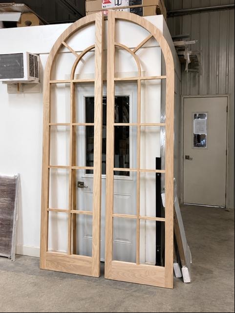 Portes arquées en chêne naturel avec carreaux — Module Ultra