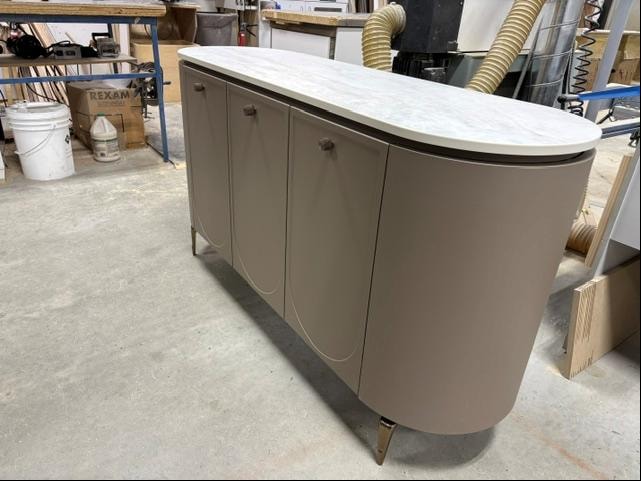 Buffet arrondi taupe avec dessus en marbre — Module Ultra