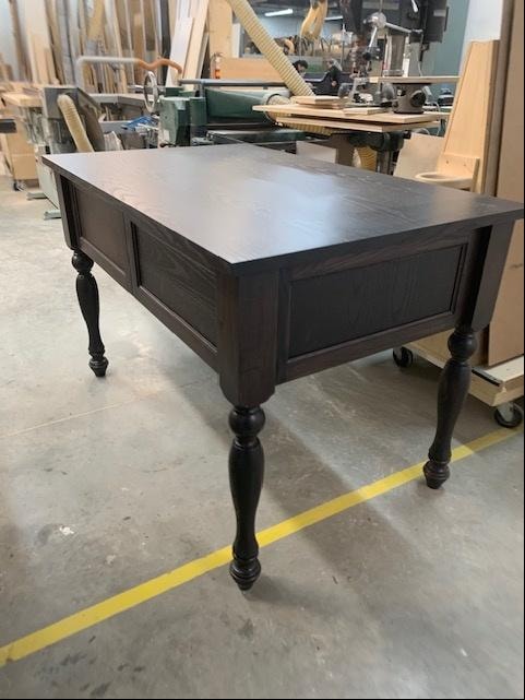 Table de bureau en chêne foncé avec pieds tournés — Module Ultra