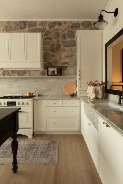 Cuisine campagnarde avec armoires blanches et mur de pierres — Module Ultra