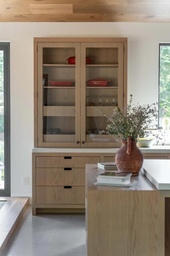 Vaisselier en bois naturel avec portes vitrées et tiroirs