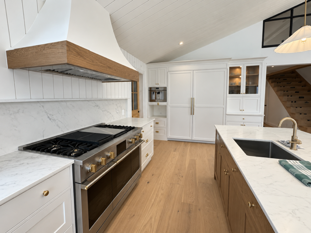 Cuisine sur mesure — vue de la cuisinière et armoires blanches